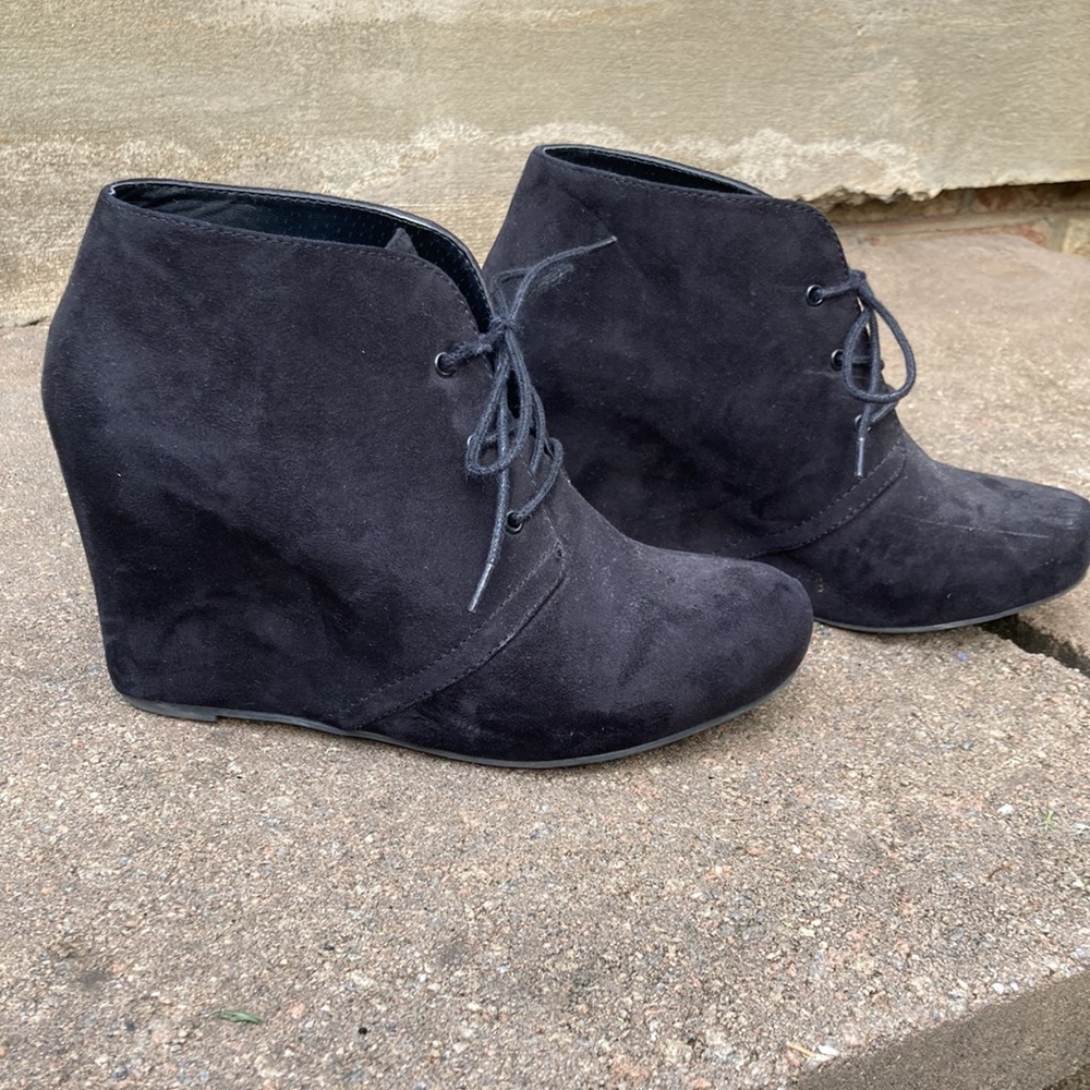 X-APPEAL Black Suede Wedges “Flynn”